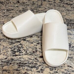 Nike Women’s Slide Size 8